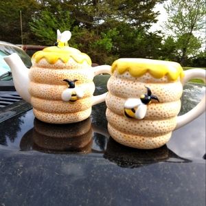 Teapot and Tea mug with honey bee as decoration